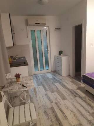 Проживание в семье APARTMANI PAVLOVIC Зеленика Номер-студио с террасой-1