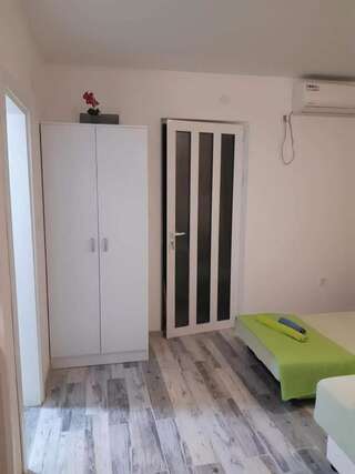 Проживание в семье APARTMANI PAVLOVIC Зеленика Стандартный трехместный номер-студио-5